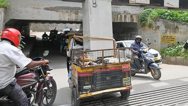 <div class="paragraphs"><p>An autorickshaw struck in the entrance of Railway under pass at K R Puram in Bengaluru.</p></div>