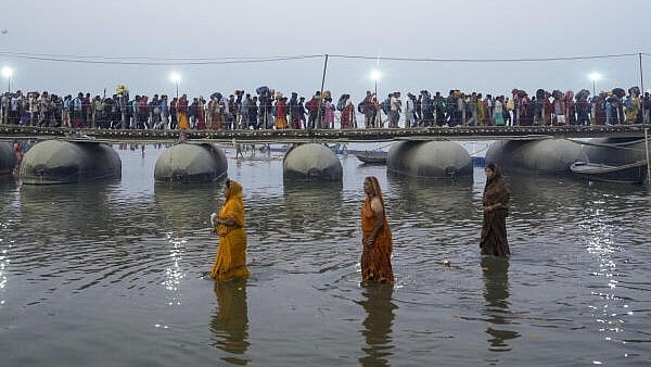 <div class="paragraphs"><p>Devotees arrive to take holy dip at the Sangam on the eve of 'Mauni Amavasya' during the ongoing Maha Kumbh Mela 2025, in Prayagraj, Tuesday, Jan. 28, 2025.</p></div>