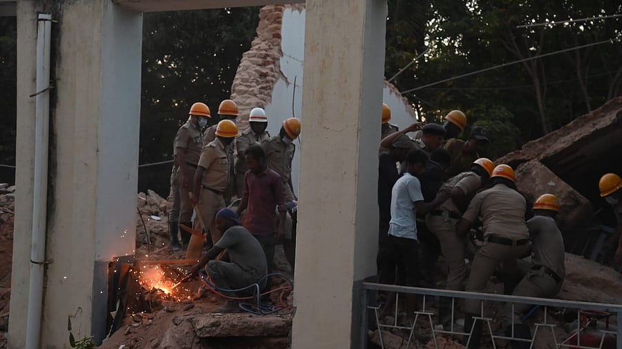 <div class="paragraphs"><p>Personnel of the Fire and Emergency Services department during the rescue operation at Maharani's Women's Science College, on Jhansi Lakshmi Bai Road, in Mysuru.&nbsp;</p></div>