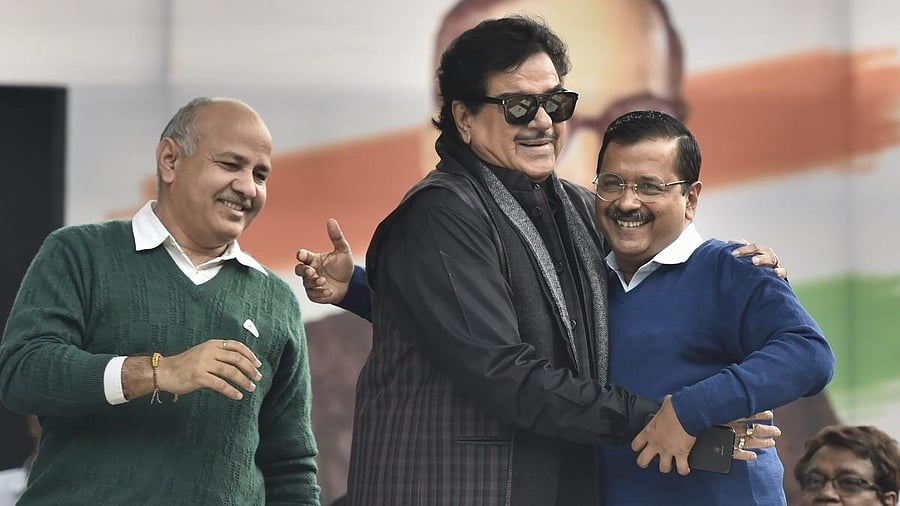 <div class="paragraphs"><p> Arvind Kejriwal greets MP Shatrughan Sinha.</p></div>