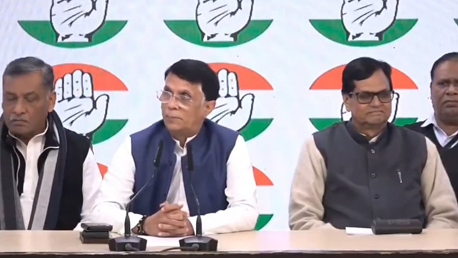 <div class="paragraphs"><p>Pawan Khera and Bihar Pradesh Congress Committee president Akhilesh Prasad Singh with the new party entrants.&nbsp;</p></div>