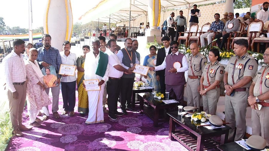 <div class="paragraphs"><p>Mysuru district in-charge minister H C Mahadevappa, DC Lakshmikanth Reddy, Mysuru district health officer Dr P C Kumarswamy honour families of Cadaver Organ donors during the Republic Day celebration at Bannimantap ground in Mysuru on Sunday.</p></div>