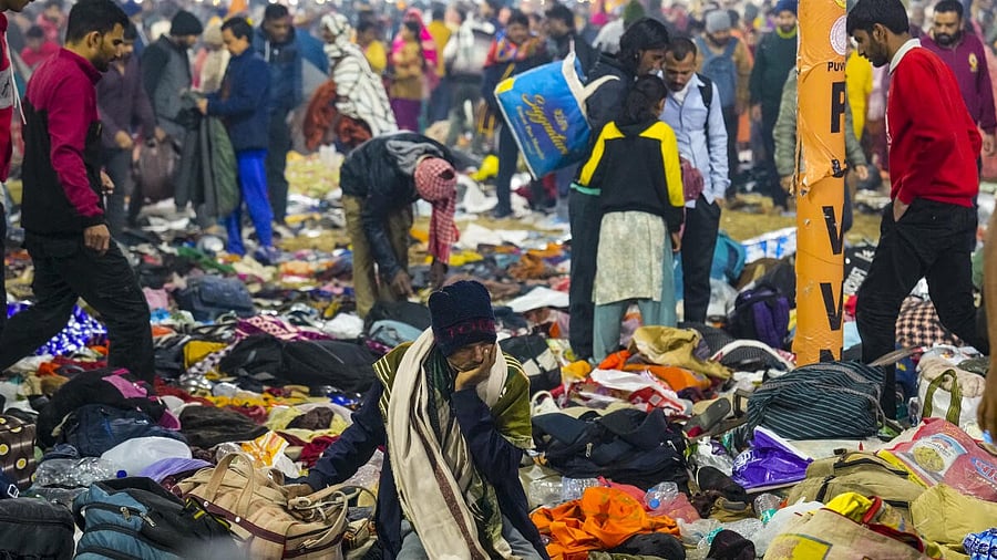 <div class="paragraphs"><p>Devotees look for their belongings after a "stampede-like" situation broke out on Mauni Amavasya during the ongoing Mahakumbh Mela, at Sangam in Prayagraj, Wednesday, Jan. 29, 2025.</p></div>