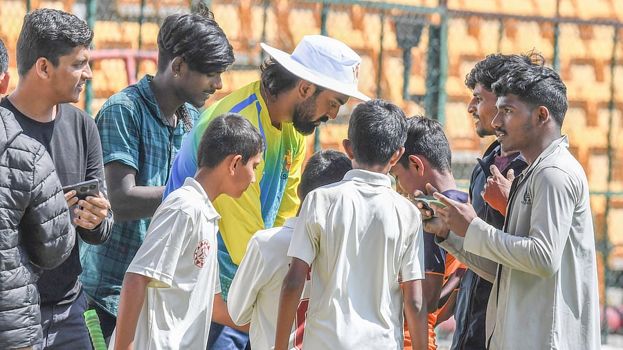 <div class="paragraphs"><p>Karnataka's star batter K L Rahul obliges autograph and selfie seekers during a training session at the M Chinnaswamy Stadium on Wednesday. </p></div>