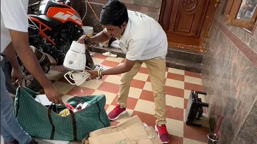 <div class="paragraphs"><p>The team of Ecocrew picks up recyclables from a home in&nbsp;J P Nagar. </p></div>