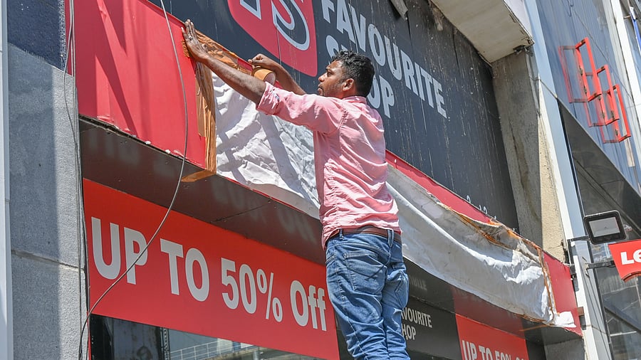 <div class="paragraphs"><p>According to the Kannada Development Authority, while 60% of a nameboard must be in Kannada, the remaining 40% can be in any language of the owner's choice — not necessarily English. </p></div>