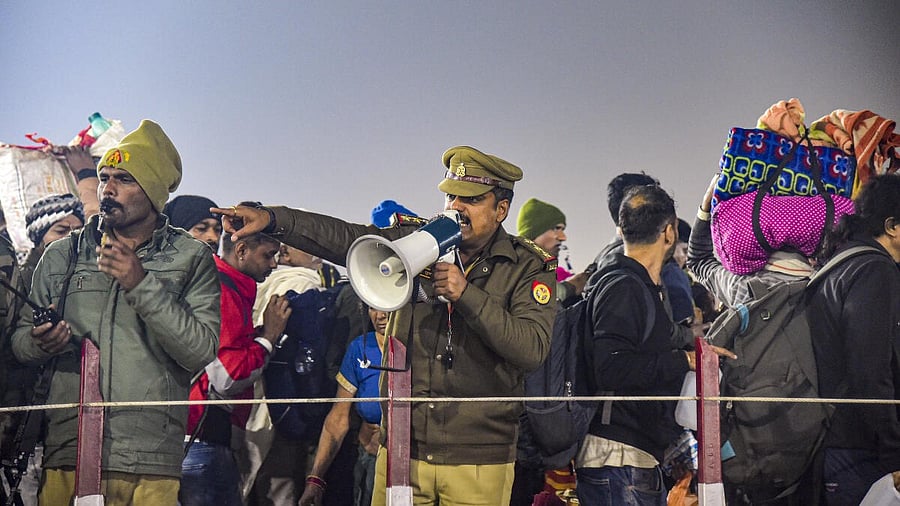 <div class="paragraphs"><p>Police try to manage crowds after stampede during Maha Kumbh in Prayagraj. </p></div>
