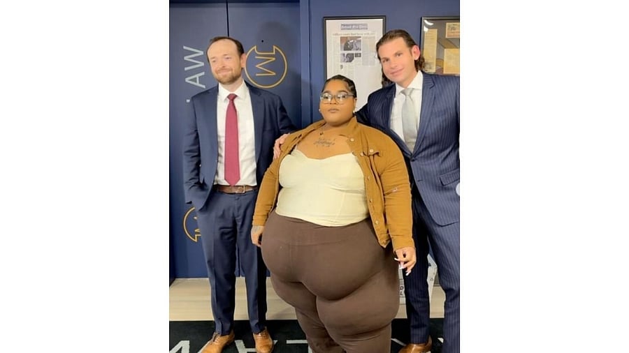 <div class="paragraphs"><p>Dank Demoss with her lawyers</p></div>