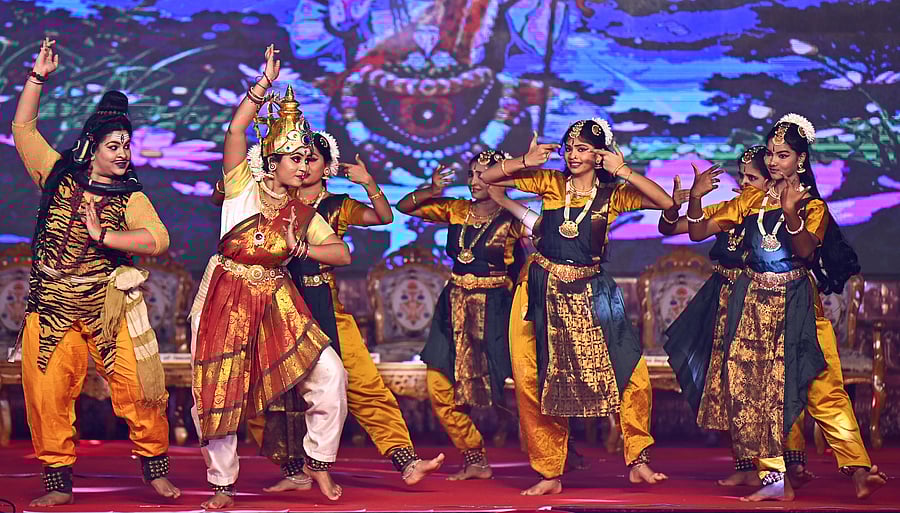 <div class="paragraphs"><p>Artistes perform a dance during the cultural programme in Bharatiya Samskriti Utsav (Indian Cultural Festival) at Sedam in Kalaburagi district on Wednesday.</p></div>