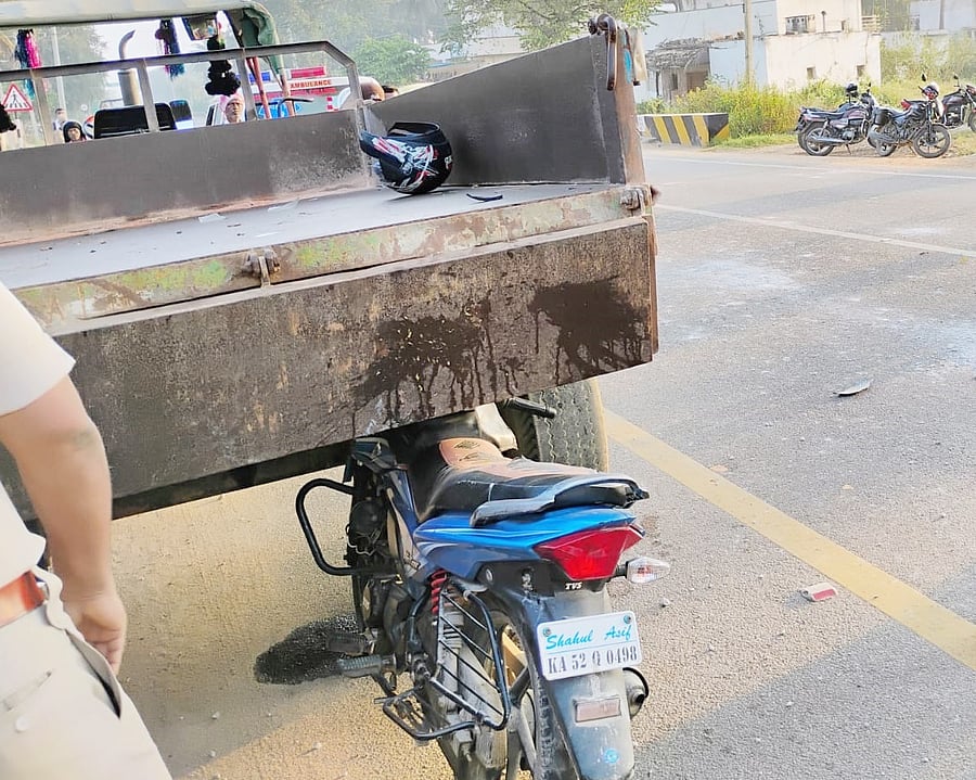 <div class="paragraphs"><p>A bike rammed into a stationed tractor killing three riders near Kora in Tumakuru taluk. </p></div>