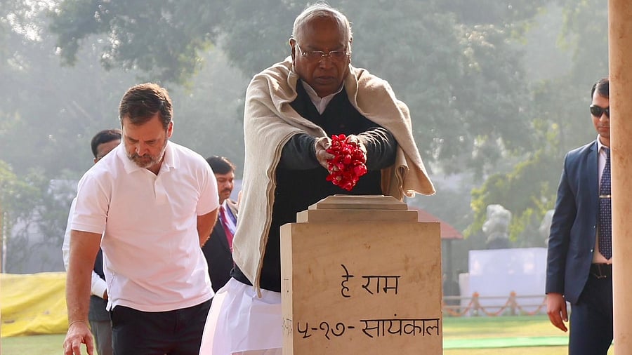 <div class="paragraphs"><p>Congress President Mallikarjun Kharge paid rich tributes to Mahatma Gandhi on his Martyrdom Day.</p></div>