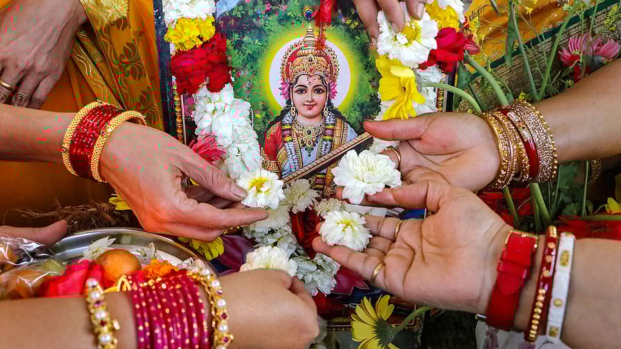 <div class="paragraphs"><p> Devotees perform 'Saraswati puja'. Representative image.</p></div>
