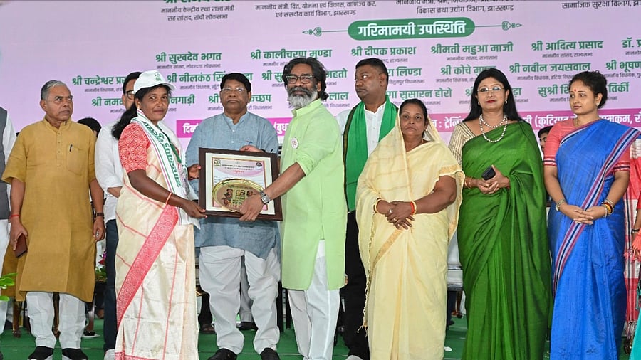 <div class="paragraphs"><p>File Photo: Jharkhand Chief Minister Hemant Soren with his wife and Jharkhand Mukti Morcha (JMM) MLA Kalpana Soren, party leader Mahua Maji and others during the transfer of honorarium to the bank accounts of Jharkhand Mukhyamantri Maiya Samman Yojana beneficiaries under South Chotanagpur division, in Ranchi district, Wednesday, Sept. 4, 2024.</p></div>