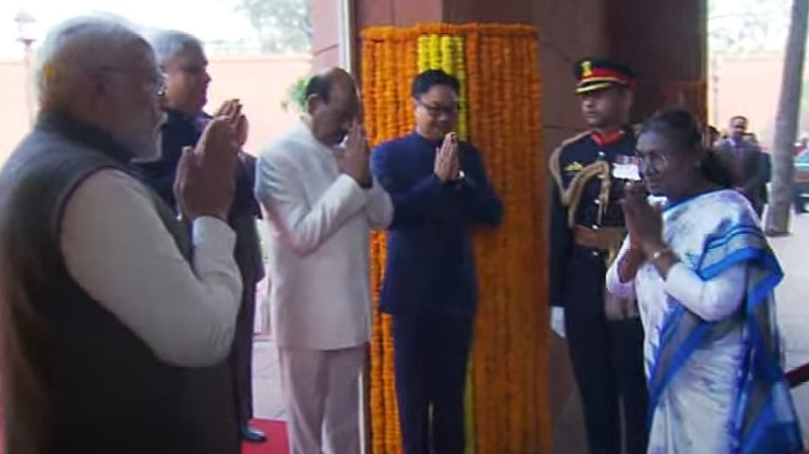 <div class="paragraphs"><p>PM Modi, VP Dhankhar and Speaker Birla receiving President Murmu.</p></div>