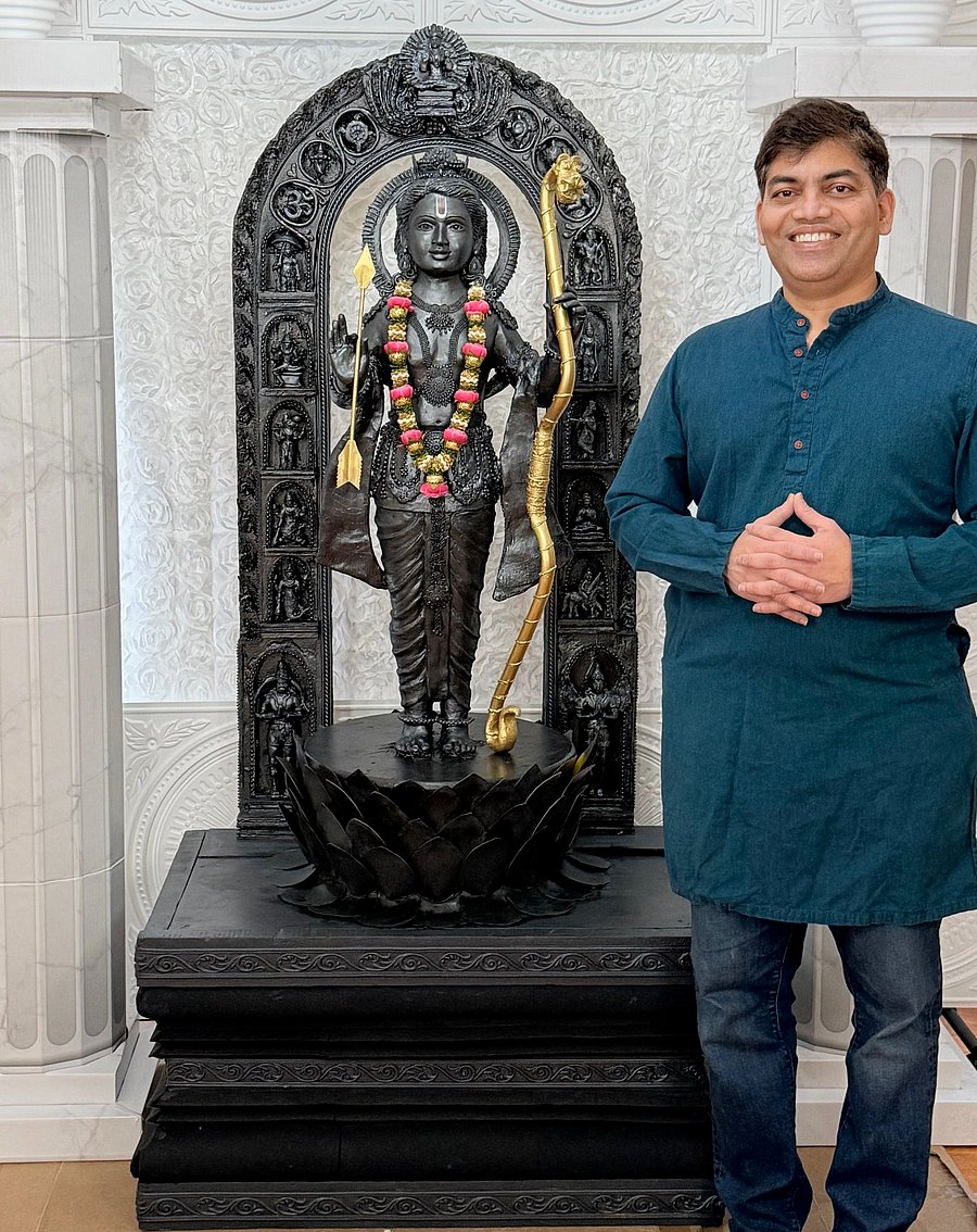 <div class="paragraphs"><p>Vinay Kalachar, son of noted sculptor N G Kalachar, with the idol of Ram Lalla that will be exhibited in front of a Ram Temple in the USA.</p></div>