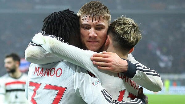 <div class="paragraphs"><p>Manchester United's Kobbie Mainoo celebrates scoring their second goal with Alejandro Garnacho and Rasmus Hojlund.</p></div>