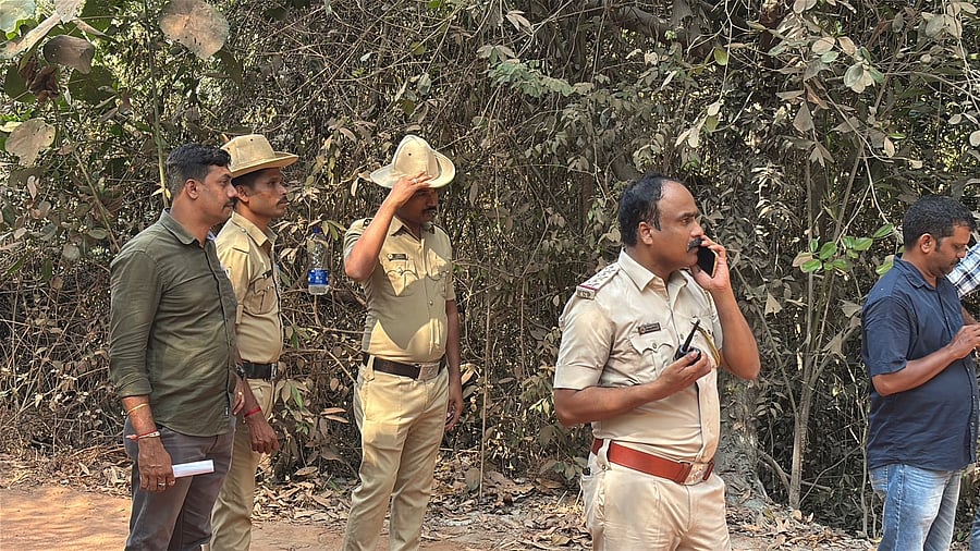 <div class="paragraphs"><p>Police personnel at the spot where police opened fire at Murugandi Thevar, at&nbsp; Ajjinadaka in Ullal Police Station limits. </p></div>
