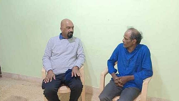 <div class="paragraphs"><p>Committee overseeing Naxal surrender member KP Shripal holding a talk with Kotehonda Ravindra.</p></div>