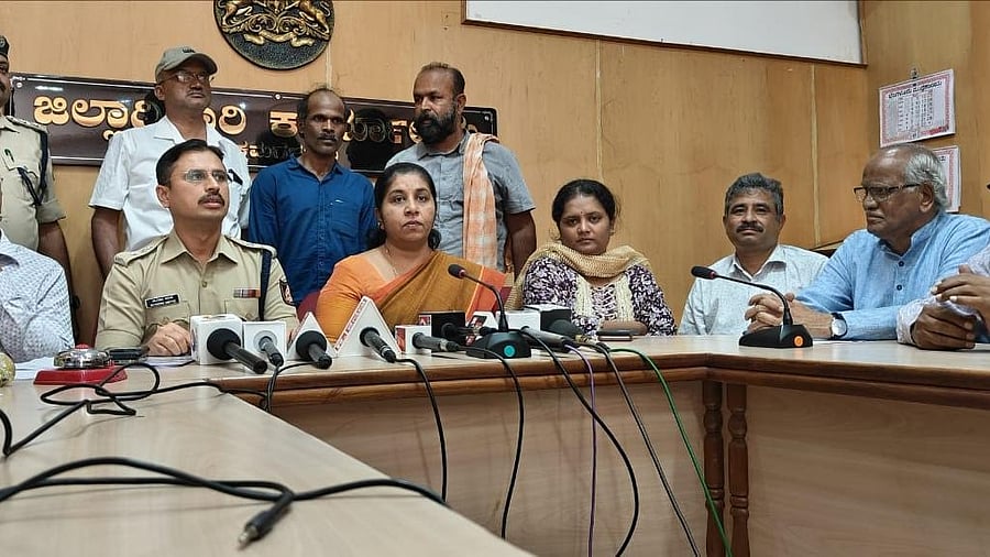 <div class="paragraphs"><p>Kotehonda Ravindra with Chikkamagaluru SP Vikram Amathe and DC Meena Nagaraj after his surrender.</p></div>
