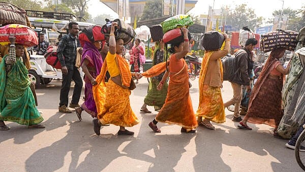 <div class="paragraphs"><p>Devotees are seen on their way towards Prayagraj Junction railway station</p></div>
