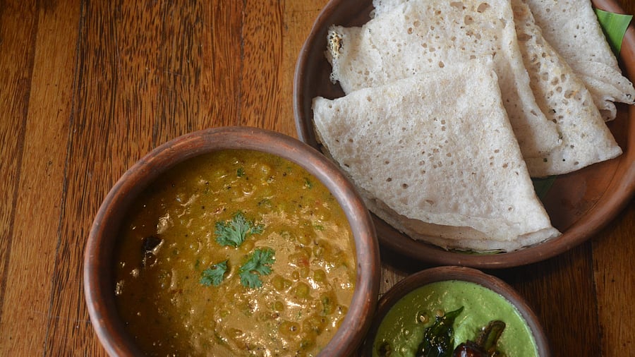 Malvani dosa with spicy chutneys. Photo by author