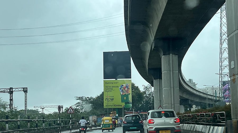 <div class="paragraphs"><p>Illegal hoardings at Mahadevapura. </p></div>