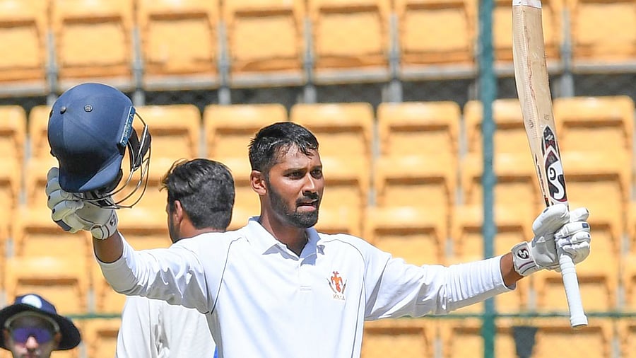 <div class="paragraphs"><p>R Smaran acknowledges the dressing room after scoring a century against Haryana at the M Chinnaswamy Stadium on Sunday. </p></div>