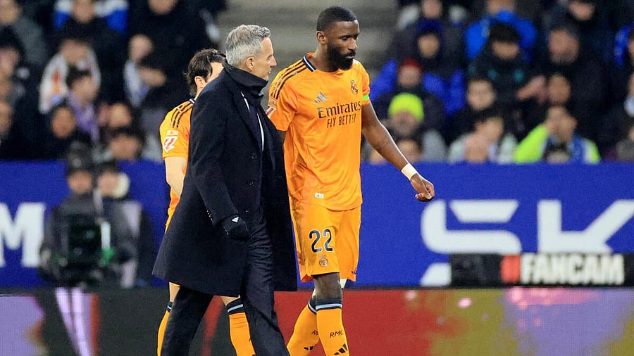 <div class="paragraphs"><p>Real Madrid's Antonio Rudiger walks off the pitch to be substituted due to injury.</p></div>