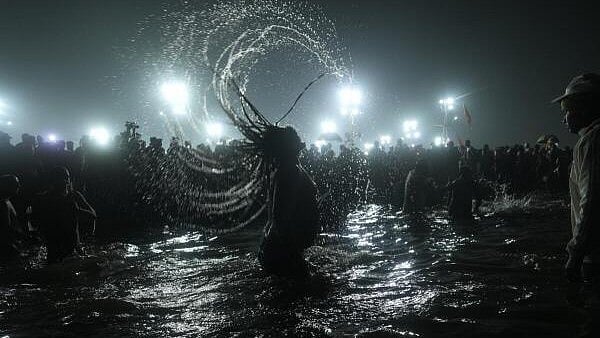 <div class="paragraphs"><p>Saints and seers and seersfrom Akharas taking holy dip in Triveni Sangam on the occasion of Basant Panchami during the Maha Kumbh Mela, in Prayagraj.</p></div>