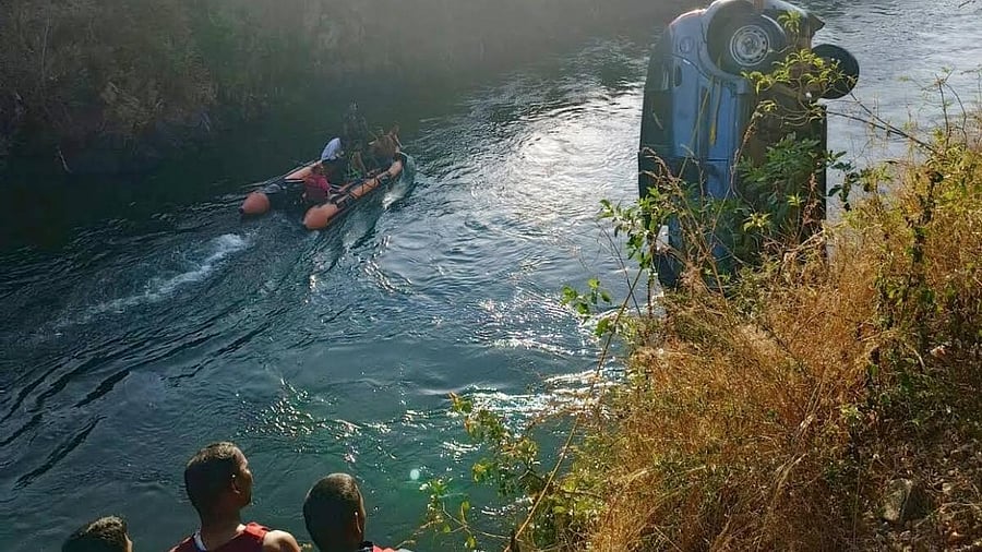 <div class="paragraphs"><p> Fire and Emergency Services personnel lift the car from Visvesvaraya Canal, in Mandya, on Monday.</p></div>
