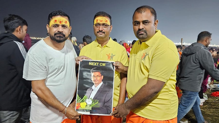 <div class="paragraphs"><p>Supporters of Satish Jarkiholi at Maha Kumbh.</p></div>