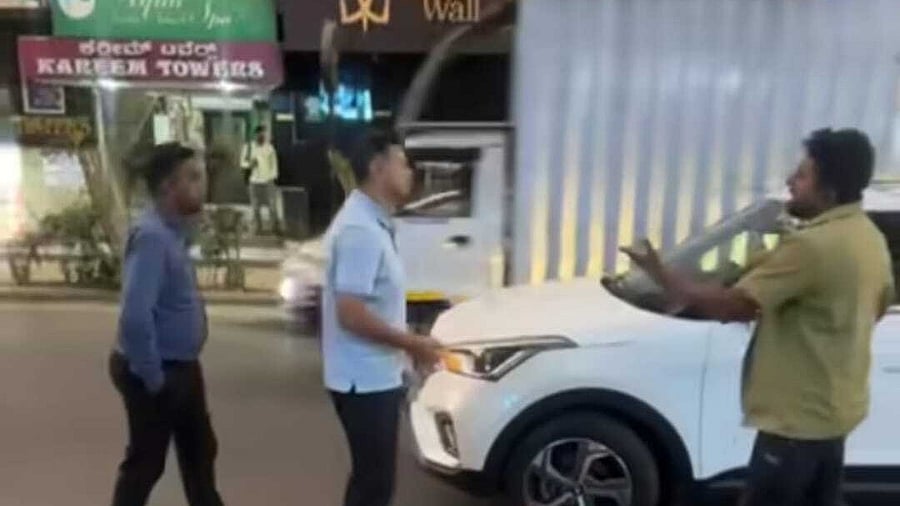 <div class="paragraphs"><p>A video shows a visibly upset Dravid engaging in a verbal altercation with the driver in Kannada.</p></div>