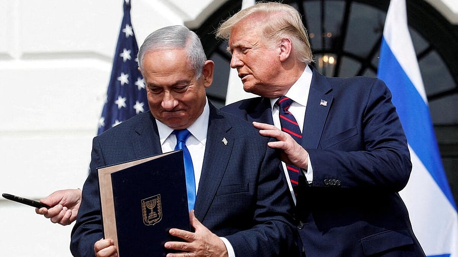 <div class="paragraphs"><p>Donald Trump (R) and Benjamin Netanyahu</p></div>