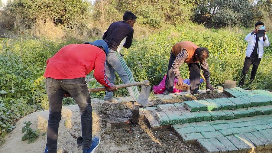 <div class="paragraphs"><p>An illegal 'mazaar' built on a government land being removed by the administration in Sambhal. </p></div>