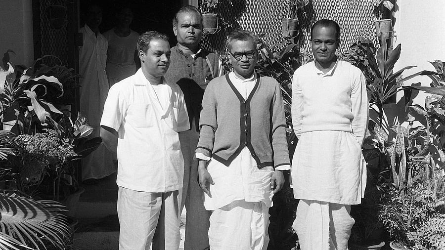 <div class="paragraphs"><p>Freedom fighter and socialist leader Ram Manohar Lohia (centre) and politician Shantaveri Gopala Gowda (right) pictured in Bengaluru. DH Archives</p></div>