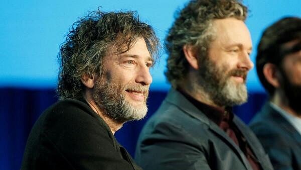 <div class="paragraphs"><p>Author Neil Gaiman (L).</p></div>