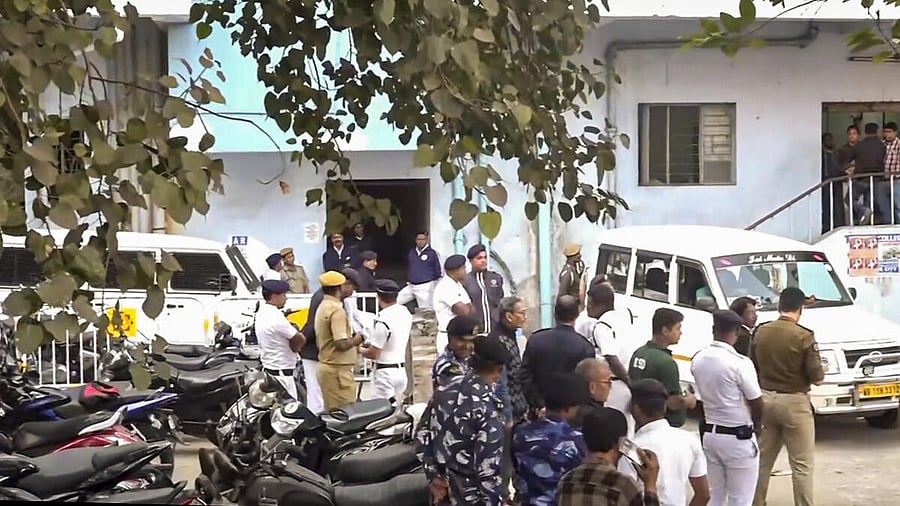 <div class="paragraphs"><p>A file image of police personnel standing guard outside court on the day of pronouncement of sentence in the R G Kar Medical College and Hospital assault case. </p></div>
