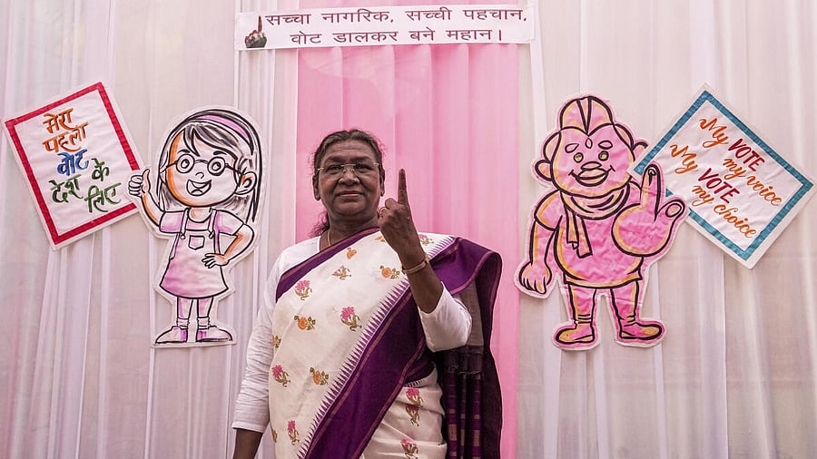 <div class="paragraphs"><p>President Droupadi Murmu shows her finger marked with indelible ink after casting her vote at a polling booth during the Delhi Assembly elections, in New Delhi, Wednesday, Feb. 5, 2025.</p></div>