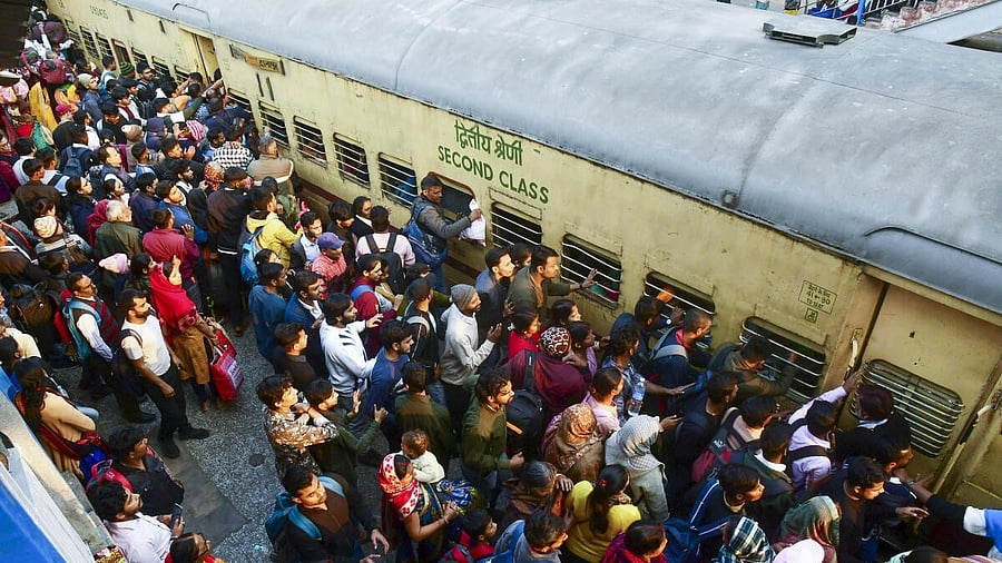 <div class="paragraphs"><p>Rush of passengers to board a train for the Maha Kumbh Mela 2025. Representative image.</p></div>