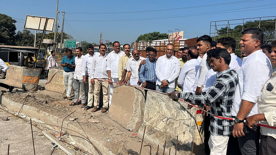 <div class="paragraphs"><p>Dakshina Kannada district-in-charge minister Dinesh Gundu Rao inspecting the ongoing work on the Narayana Guru Circle at B C Road. </p><p></p></div>