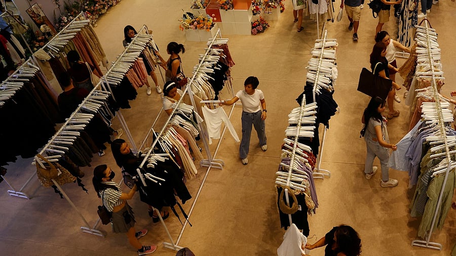 <div class="paragraphs"><p>Shoppers at a mall</p></div>