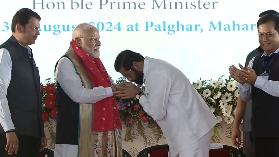 <div class="paragraphs"><p> Prime Minister Narendra Modi being greeted by Maharashtra Chief Minister Devendra Fadnavis and Dy CM Eknath Shinde during laying of the foundation stone of Vadhvan Port.</p></div>