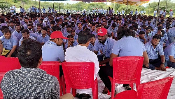 <div class="paragraphs"><p>Workers of a Samsung facility during a strike at  Sriperumbudur.</p></div>