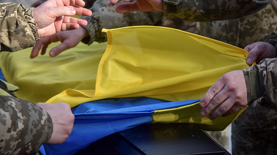 <div class="paragraphs"><p>Ukrainian servicemen hold a national flag. Representative image.&nbsp;</p></div>