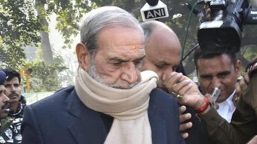 <div class="paragraphs"><p> Sajjan Kumar appears at the Patiala House Court in connection with the 1984 anti-Sikh riots case</p></div>