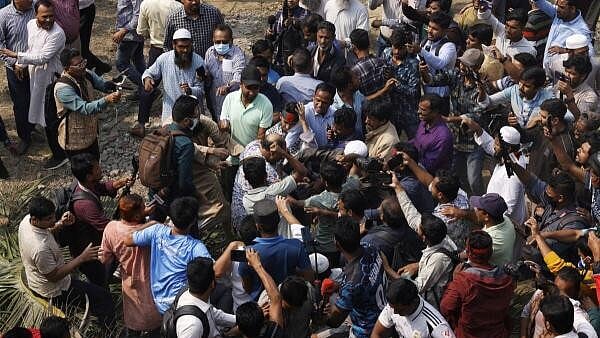 <div class="paragraphs"><p>Mob beats a man suspected to be a supporter of Sheikh Hasina's party at the site of the demolished Dhanmondi-32 residence of Bangabandhu Sheikh Mujibur Rahman, father of the ousted PM Sheikh Hasina, in Dhaka, Bangladesh.</p></div>