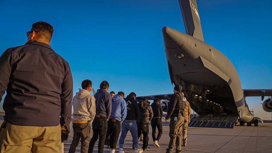 <div class="paragraphs"><p>Migrants being deported in handcuffs from the US</p></div>