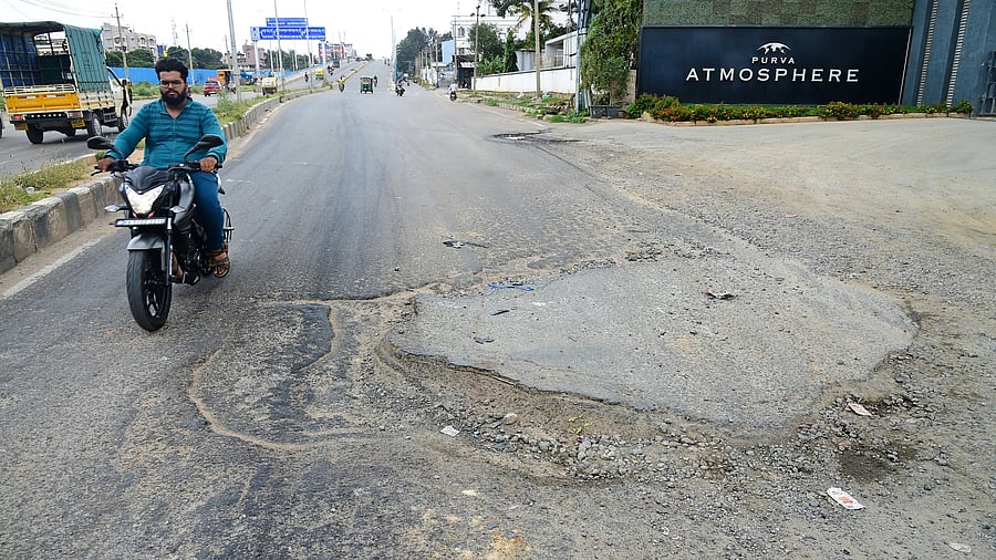 <div class="paragraphs"><p>Residents along the Nagawara-Thannisandra road frequently capture and report numerous traffic violations on this stretch. The most prevalent issue is vehicles driving on the wrong side of the road, particularly on one-way streets.</p></div>