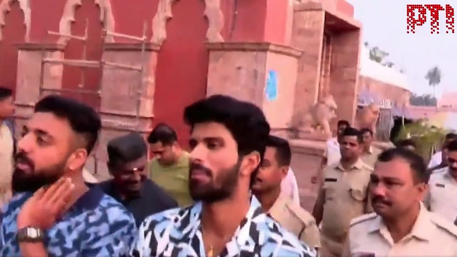 <div class="paragraphs"><p>Indian cricket team at the Puri Jagannath temple.</p></div>