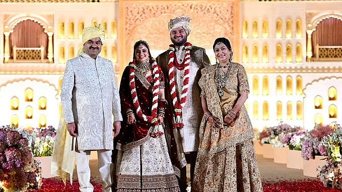 <div class="paragraphs"><p>Gautam Adani's younger son Jeet  married fiance Diva Shah </p></div>